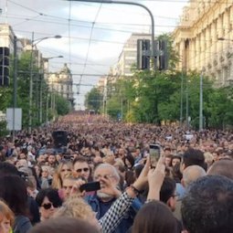 Serbie : une foule immense dans la rue, contre la violence