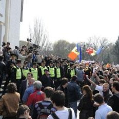 Législatives en Moldavie : la jeunesse conteste violemment la victoire des communistes