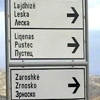 Des panneaux en macédonien dans le Sud-Est de l'Albanie