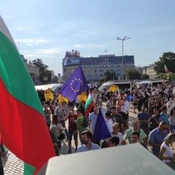 Bulgarie : une journée de face-à-face entre les manifestants et la police à Sofia