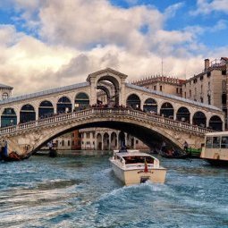 Quatre Kosovars soupçonnés d'avoir voulu faire sauter le pont du Rialto à Venise