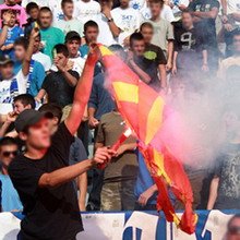Kosovo : des supporters de foot brûlent le drapeau macédonien