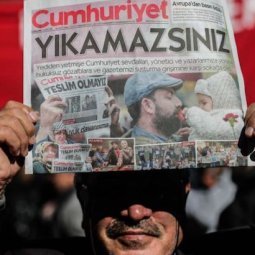 Turquie : les journalistes de Cumhuriyet devant la cour d'assise, un procès d'intimidation