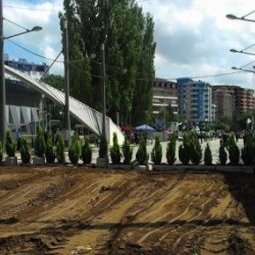 Kosovo : la barricade du pont de Mitrovica remplacée par des pots de fleurs