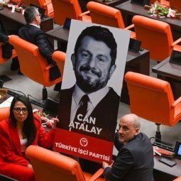 Turquie : élu député, l'avocat Can Atalay doit-il rester en prison ?