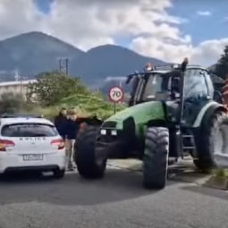 Grèce : les agriculteurs bloquent les routes et les aéroports