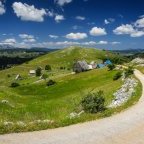 Les Balkans en transformation. Quatre visions : pancartes, passeport, argent, maison