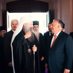 Serbie : le patriarche orthodoxe Porfirije décore Viktor Orbán