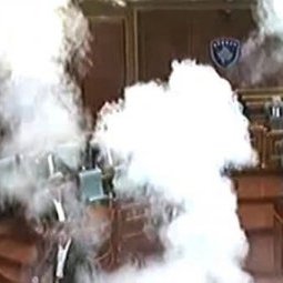 Kosovo : gaz lacrymogènes au Parlement, cocktails Molotov dans la rue