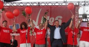 Elections européennes en Bulgarie : chapeaux en papier, variété, majorettes et don du sang