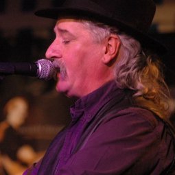 Hommage à Erik Marchand, passeur de musiques entre la Bretagne et les Balkans