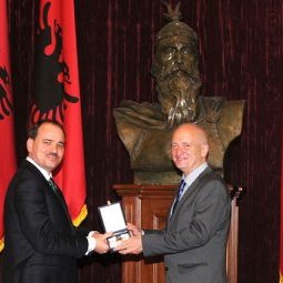 Hommage : le grand albanologue Robert Elsie est mort