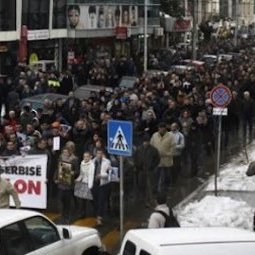 Kosovo : un gouvernement si fragile, une souveraineté si incertaine