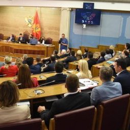 Monténégro : le Parlement adopte une résolution sur Srebrenica et limoge le ministre Leposavić 