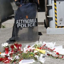 Grèce : un féminicide devant un commissariat indigne tout le pays