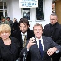 Kosovo : Kouchner voit rouge, « j'ai une tête à vendre des organes, moi ? » 