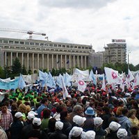 Roumanie : des milliers de fonctionnaires et retraités dans la rue contre l'austérité