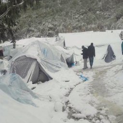 La Grèce est paralysée par le froid, les réfugiés survivent sous la neige