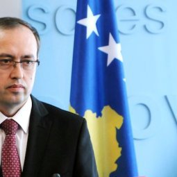 Kosovo : le Parlement confirme le nouveau gouvernement Hoti, manifestation devant le Parlement