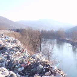 Entre Monténégro et Serbie, la rivière Lim déborde de déchets