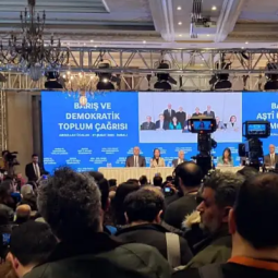 Turquie : un an après l'appel d'Öcalan, où en est le processus de paix avec le PKK ?