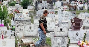 Albanie : des tombes murales pour libérer les cimetières de Tirana