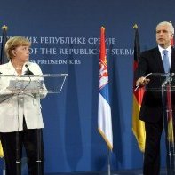 Angela Merkel à Belgrade : « la Serbie doit démanteler les structures parallèles dans le nord du Kosovo »