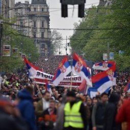 Serbie : « la colère de la rue dépasse la force de l'opposition politique »