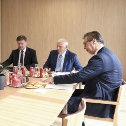 Tensions entre le Kosovo et la Serbie : Kurti et Vučić convoqués à Bruxelles