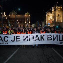 Serbie : à Belgrade, des milliers de personnes rendent hommage à Oliver Ivanović