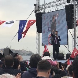 Présidentielle en Turquie : Donnée favorite, l'opposition retient son souffle