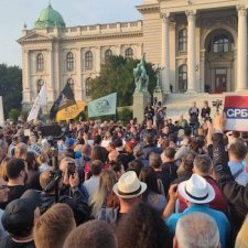 La Serbie se dresse contre la violence, la propagande du régime joue le déni