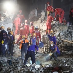 Turquie : après le séisme, recherches, sauvetages et solidarité à Izmir