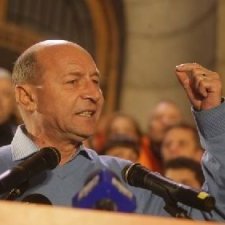 Présidentielle roumaine : Băsescu officiellement en tête, Geoană a crié victoire trop tôt