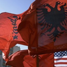 Kosovo : une nouvelle bataille du drapeau pour les dix ans de l'indépendance