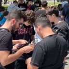 « Tu l'as en double ? » : la passion des stickers Panini de la Coupe du monde dans les Balkans