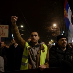 Serbie : des milliers de personnes contre les « chemises ensanglantées » du régime Vučić