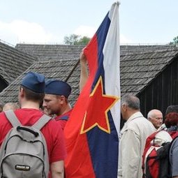 Croatie : pique-nique en famille à Kumrovec pour l'anniversaire du maréchal Tito