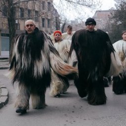 Diaporama | En Bulgarie, les Survakari dansent pour éloigner le mauvais oeil