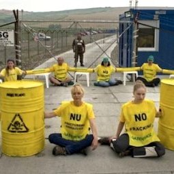 Gaz de schiste en Roumanie : Greenpeace bloque l'accès au site de Chevron à Pungeşti