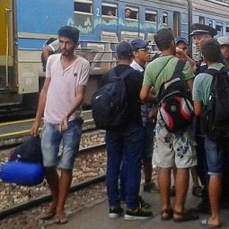 Serbie : un train de réfugiés bloqué en gare de Subotica