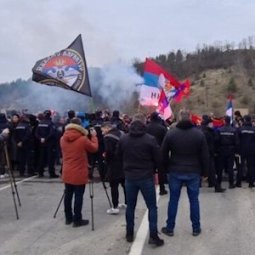 Kosovo : l'extrême droite serbe parade sur les barricades