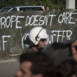 Grèce : débordés et plus payés, les services d'asile sont en grève 