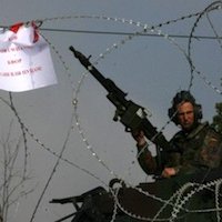 Nord du Kosovo : la Kfor fait tomber la barricade de Jarinje par la force, sept Serbes et quatre soldats de l'Otan blessés