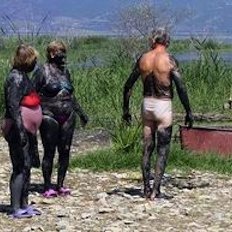 Macédoine : des déchets sous la boue noire du lac de Dojran