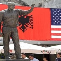 Albanie : Sali Berisha offre une statue à la gloire de George W. Bush