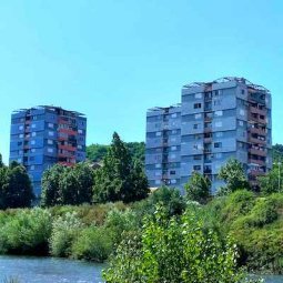 Le brutalisme yougoslave vu de l'intérieur (1/4) | Kosovo : les Trois tours de Mitrovica