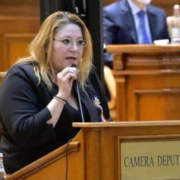 Roumanie : Diana Șoșoacă, la sénatrice d'extrême-droite qui mène le mouvement antivax