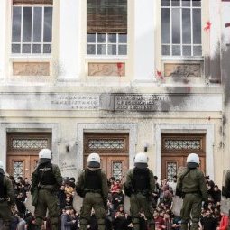 Grèce : Mitsotákis veut renvoyer la police dans les universités