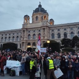 Serbie : à Vienne, la diaspora accueille en héros les cyclistes qui réveillent l'Europe